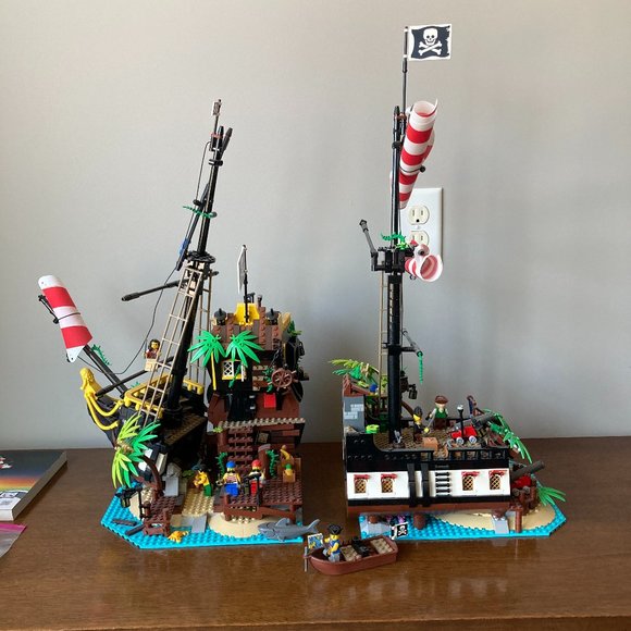 💲SOLD💲 LEGO Ideas Pirates of Barracuda Bay COMPLETE SET | Retired - Picture 1 of 3